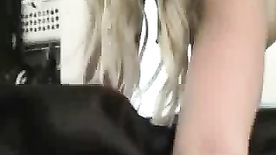 Loira gostosa pagando um gargalo